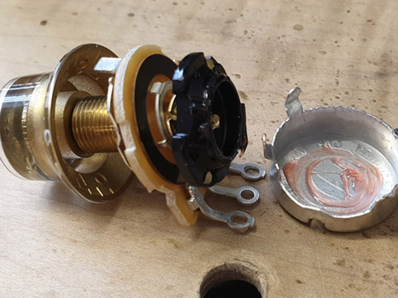 A CTS Pot that has broken when fitting the incorrectly splined knob